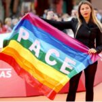 “Il vero pacifismo deve sostenere il diritto a difendersi” l’attivista Claudia Conte alla Festa del Cinema di Roma con la bandiera della Pace